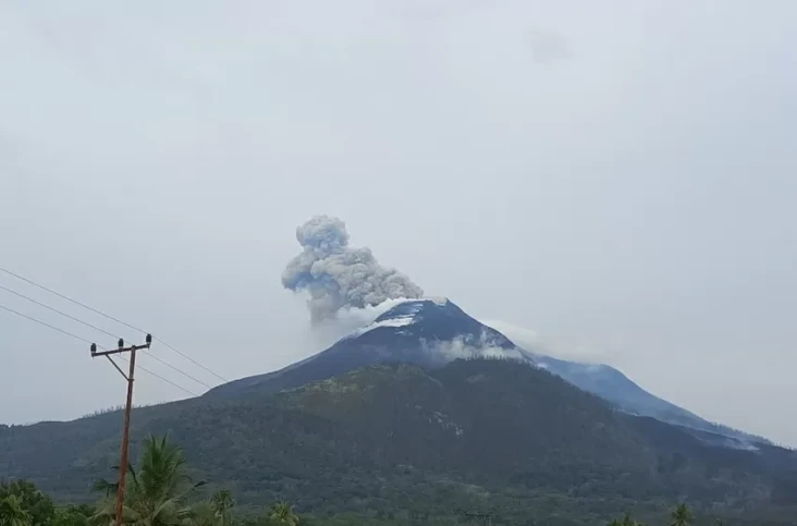 Gunung Lewotobi Laki-laki...