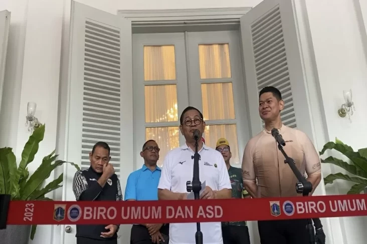 Bongkar Muat di Pelabuhan...