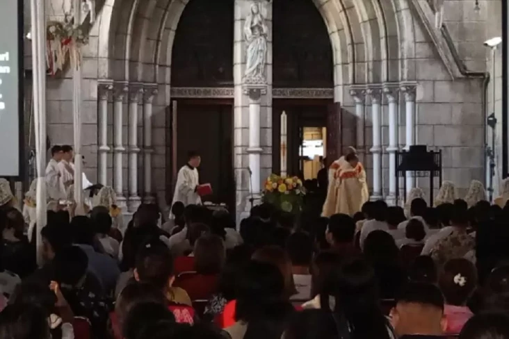 Misa Malam Paskah Gereja...