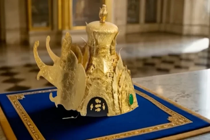 Kirab Panji dan Mahkota...