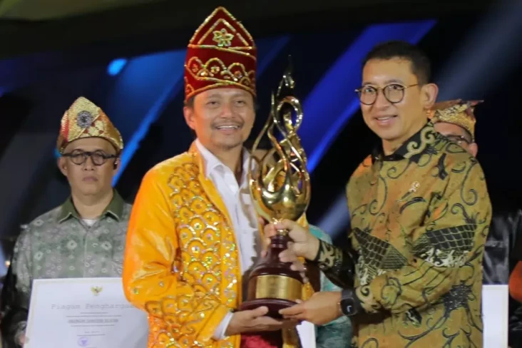 Anjungan Kalsel Raih...