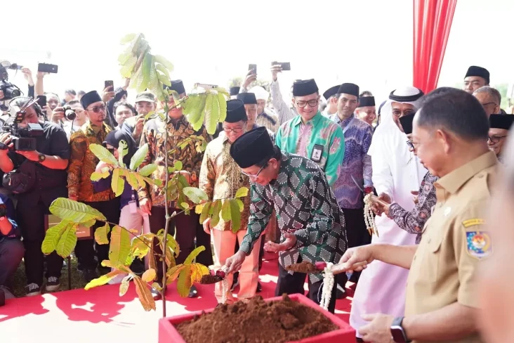 Pimpin Gerakan Tanam...