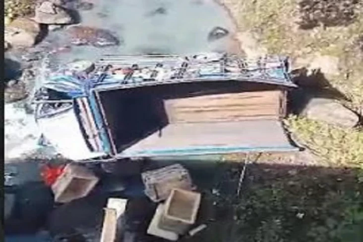 Truk Terjun ke Jurang...