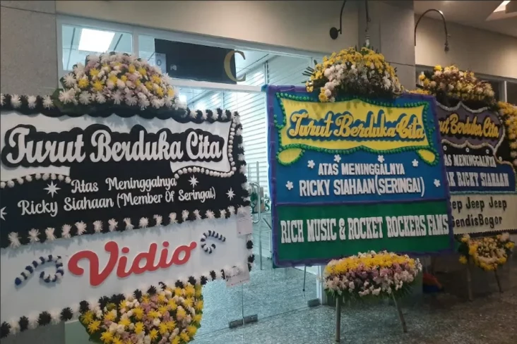 Karangan Bunga Penuhi...