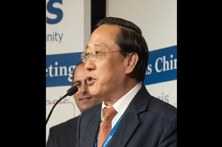 Profil Victor Gao, Analis...