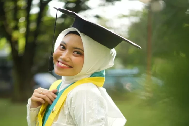 Siti Fadila, Wisudawan...