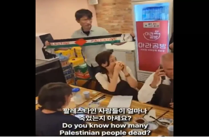Lagi Asyik Makan di...