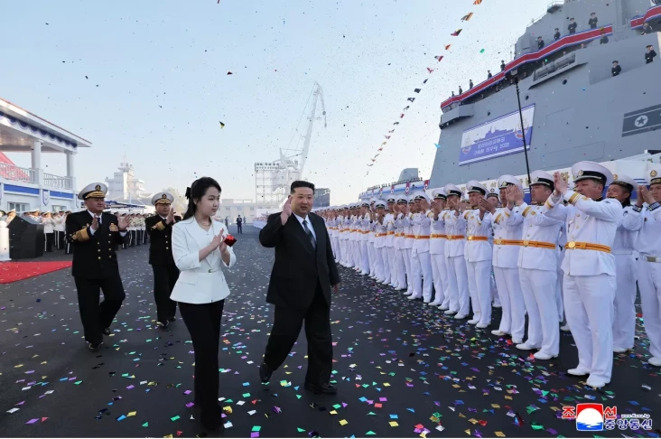 Korea Utara Luncurkan...