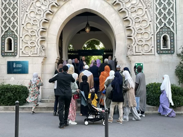 Jemaah Masjid di Prancis...