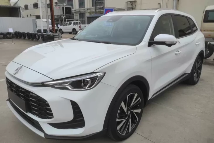 Menjajal MG ZS HEV,...