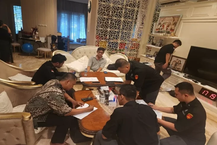Kejagung Geledah dan...