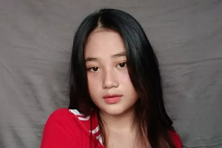 Profil Aura Cinta, Remaja...