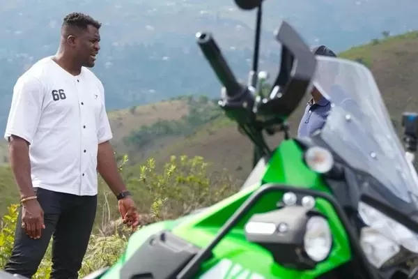 Francis Ngannou Terlibat...
