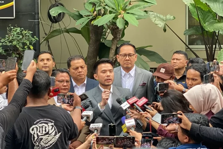Jokowi Laporkan 5 Orang...