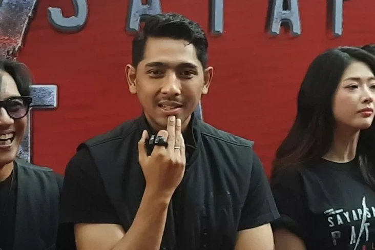 Arya Saloka Tersenyum...