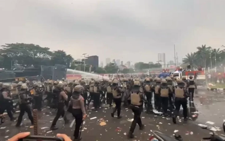 Polisi Tangkap 13 Orang...