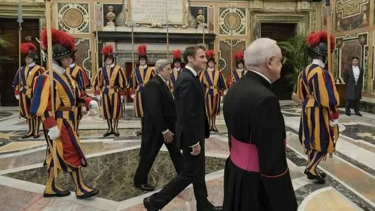 Macron Ingin Pengaruhi...