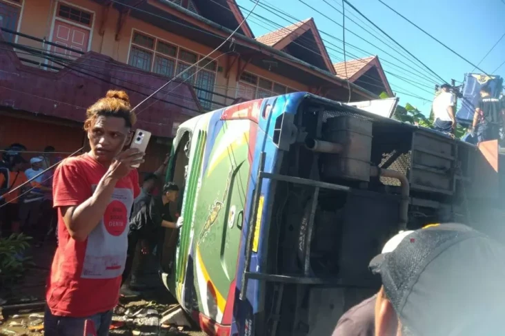 Bus Terguling di Padang...