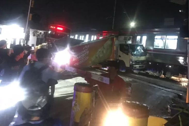 Mobil Box Tabrak KRL...