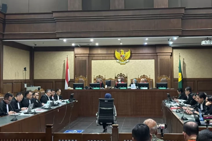 Riezky Aprilia Dijanjikan...