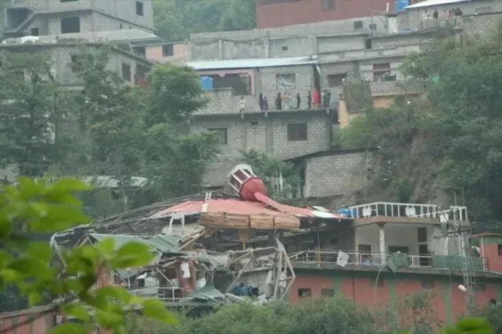 Seluruh Rakyat Pakistan...