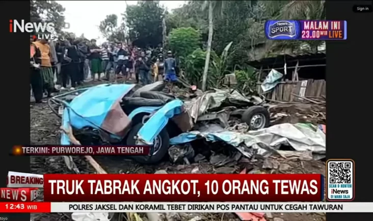 Truk Pasir Tabrak Angkot...