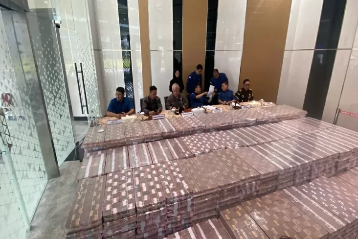 Kejagung Pamerkan Uang...