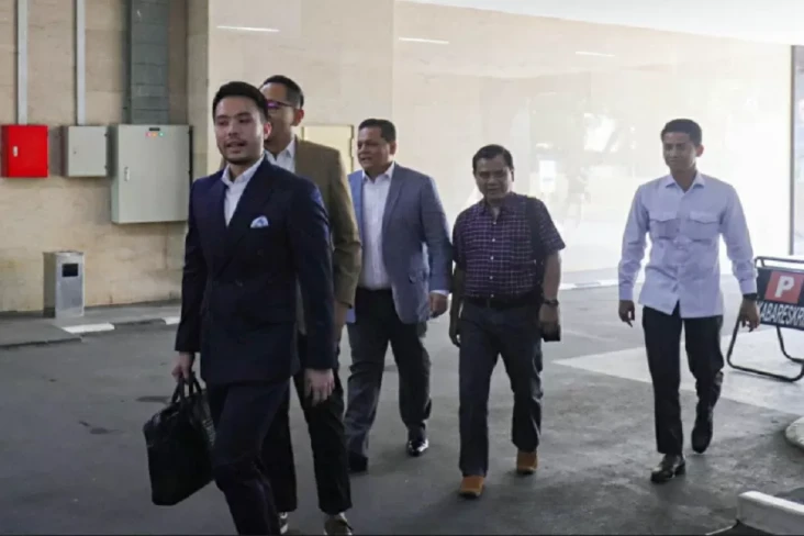 Adik Ipar Jokowi Datang...