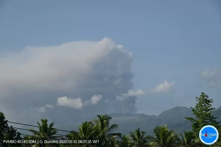 Gunung Dukono Erupsi...