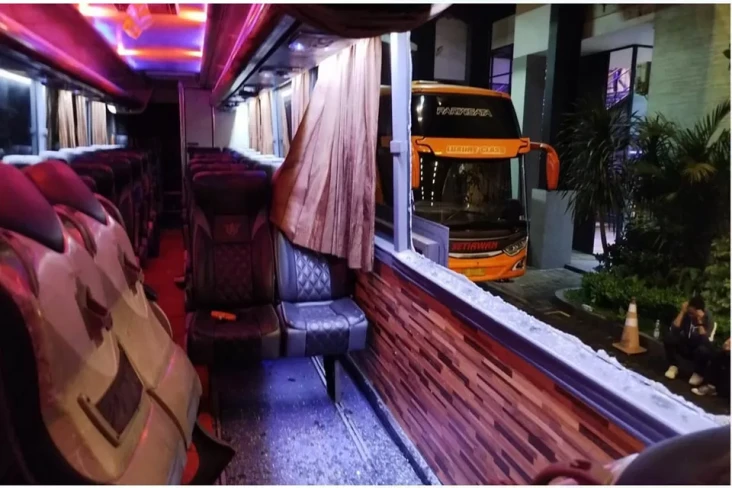 Bus Persik Kediri Dihujani...