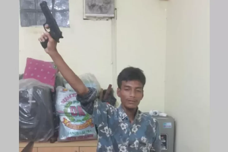 Bang Jago Acungkan Pistol...