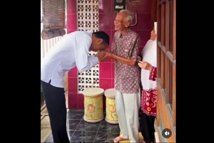 Jokowi Kunjungi Rumah...