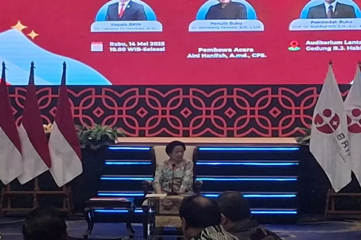 Singgung Polemik Ijazah...