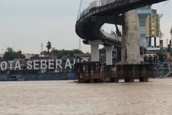 Tabrak Tiang Jembatan...