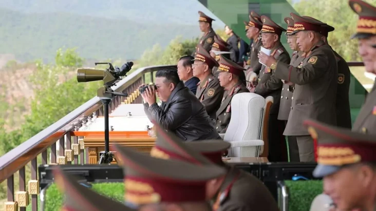 Kim Jong-un Awasi Latihan...