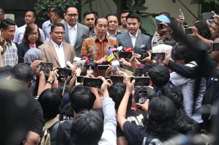 Pengacara Jokowi Jawab...
