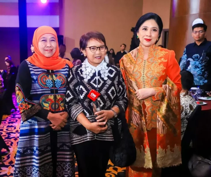 Gubernur Khofifah Terima...