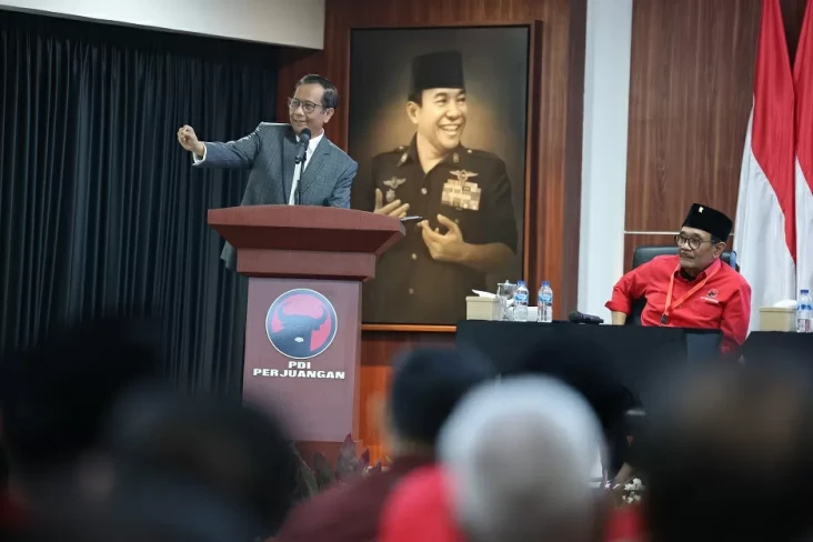 Beri Pembekalan di PDIP,...