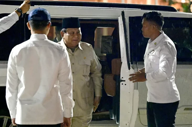 Prabowo Berangkat ke...