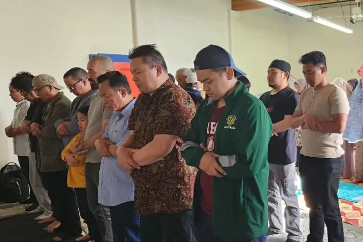 Haru dan Khidmat! Adzan...