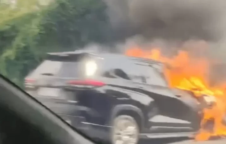 Innova Zenix Terbakar,...