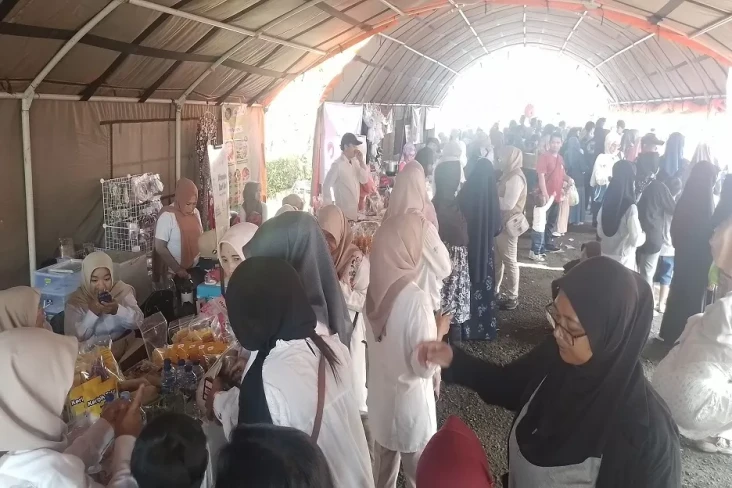 Ribuan Warga Antusias...