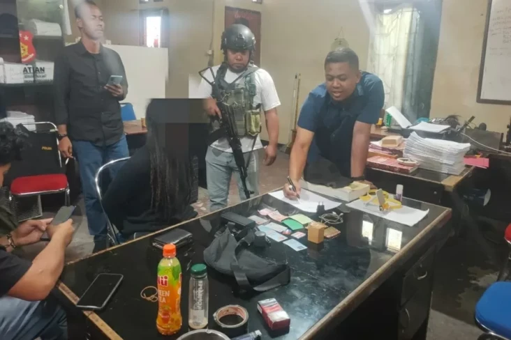 Oknum Polisi Penjual...