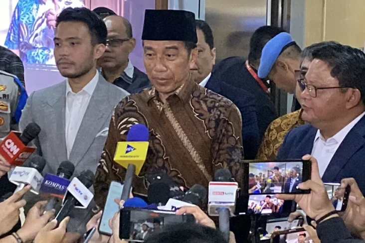 Polemik Ijazah Jokowi,...