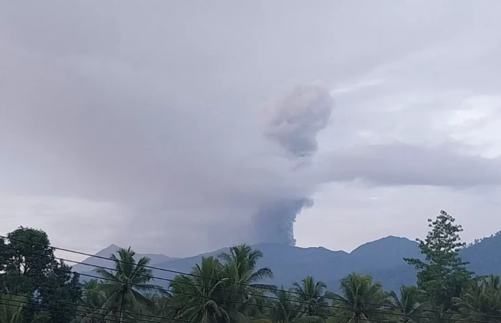 Gunung Dukono Luncurkan...