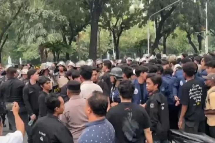 Demo Mahasiswa Ricuh...