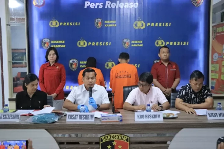 Edan! Suami-Istri di...