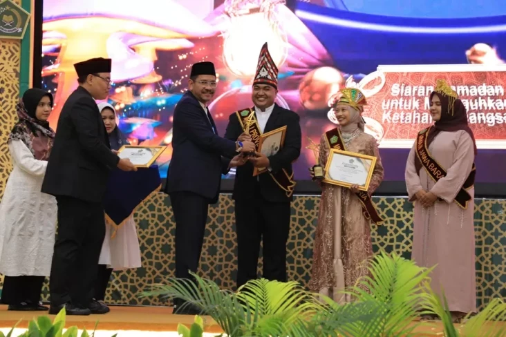 Umumkan Pemenang Anugerah...