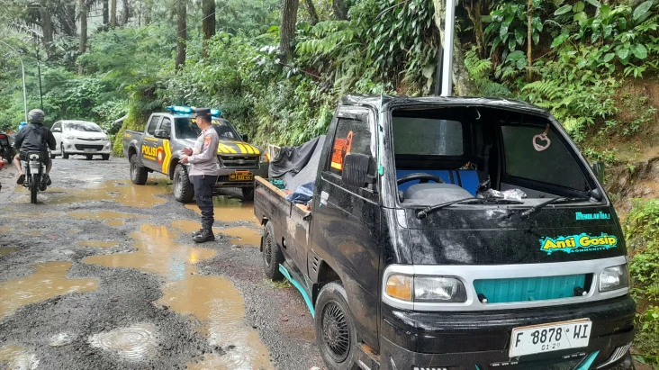 Mobil Pikap Terjun ke...