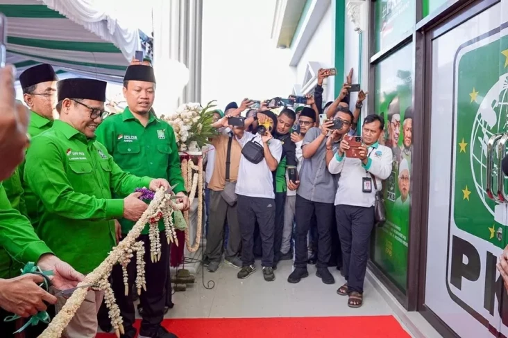 Resmikan Kantor PKB...